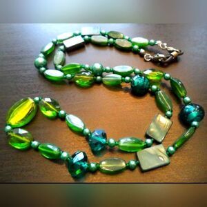 STUNNING VINTAGE ESTATE MOP & GREEN GLASS BEADED 26" NECKLACE